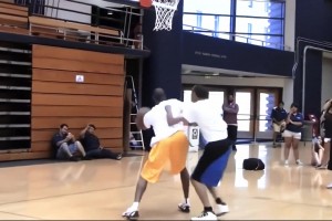 真黑粉头子！科黑在篮球训练营挑衅科比，惨遭黑曼巴狠狠教育...